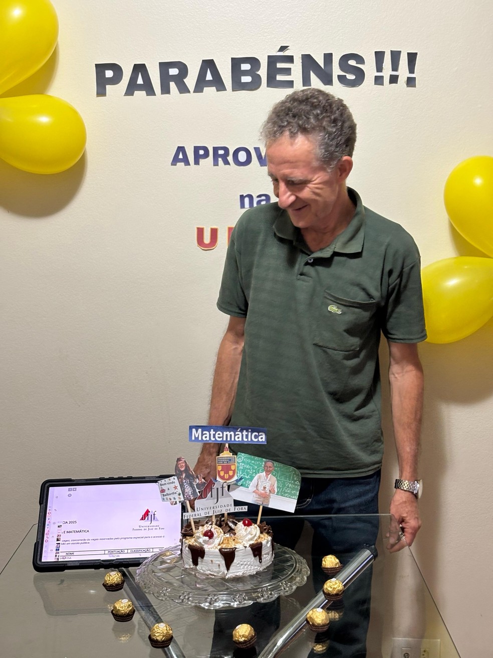 Uma festinha surpresa organizada pela família celebrou a aprovação do comerciante Marcos Valério no curso da UFJF — Foto: Arquivo pessoal
