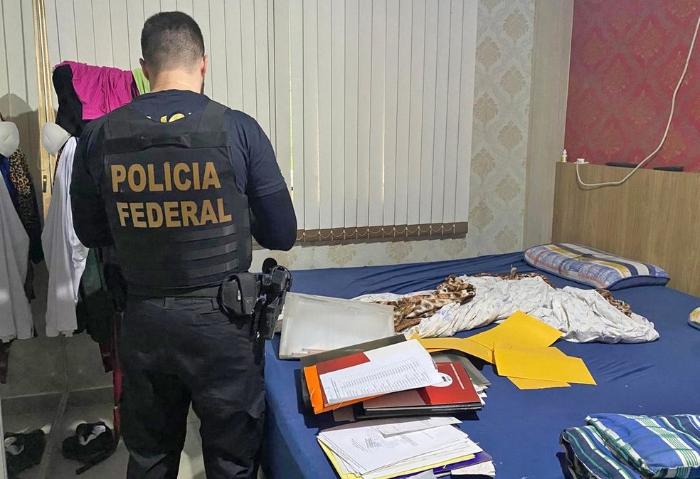 Operação Falsa Promessa - mandado sendo cumprido em Caxambu do Sul — Foto: Polícia Federal/Divulgação