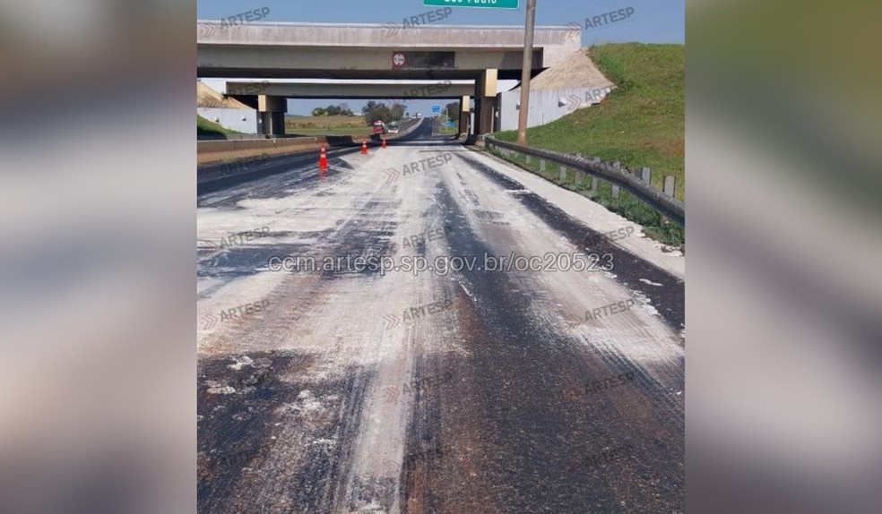 2 de 2
Al&ccedil;a de acesso entre rodovias &eacute; interditada ap&oacute;s carga cair de caminh&atilde;o em Santa Cruz do Rio Pardo (SP) &mdash; Foto: Artesp/Divulga&ccedil;&atilde;o