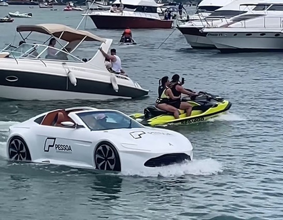 Embarcação com "cara de carro esportivo de luxo” foi vista em Porto Belo — Foto: Redes sociais/ Reprodução