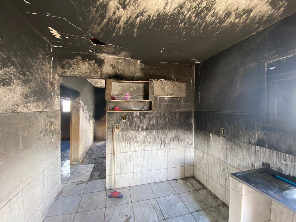 Casa incendiada em Ceará-Mirim, na Grande Natal — Foto: Pedro Trindade/Inter TV Cabugi