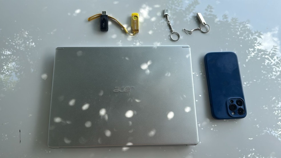 Polícia apreendeu um notebook, pendrive, celular e outros objetos com influenciador investigado. — Foto: Reprodução