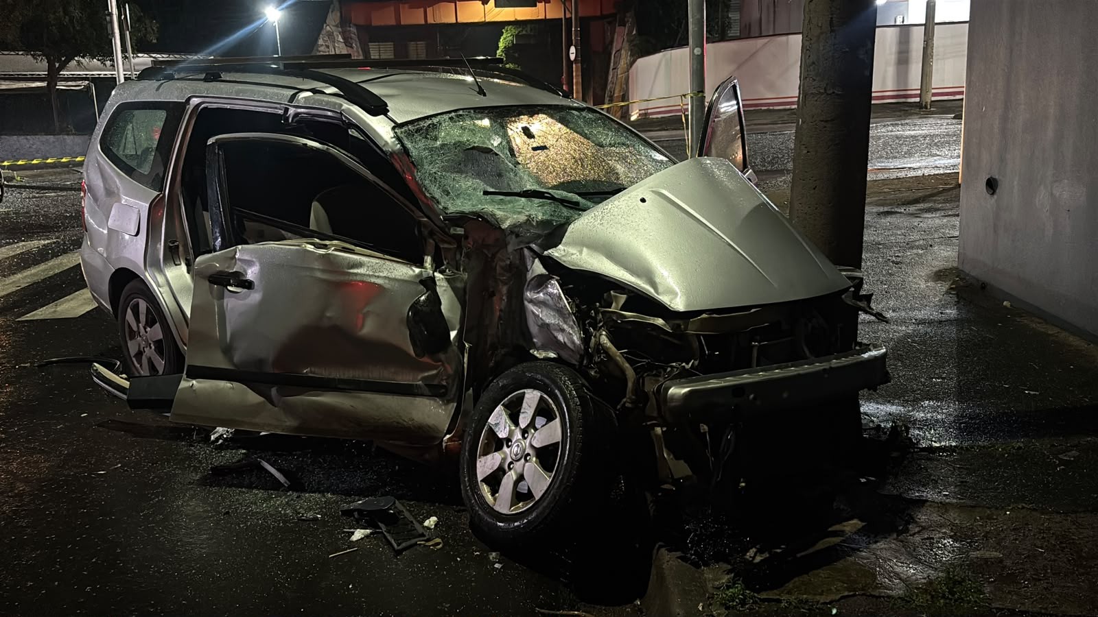 Acidente entre carro e ônibus do transporte coletivo em cruzamento de avenida deixa feridos em Piracicaba