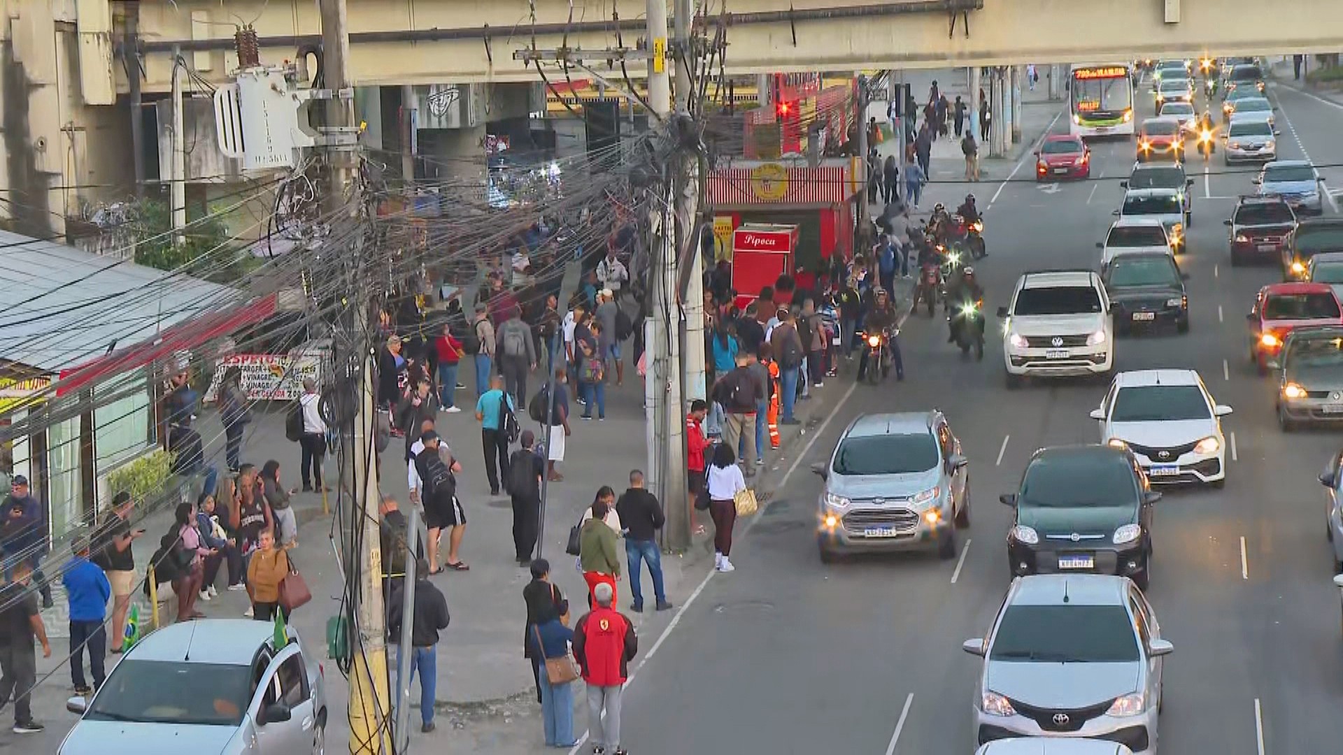 Greve de rodoviários entra no 2º dia no Rio, e passageiros voltam a enfrentar filas; categoria reavalia movimento pela manhã