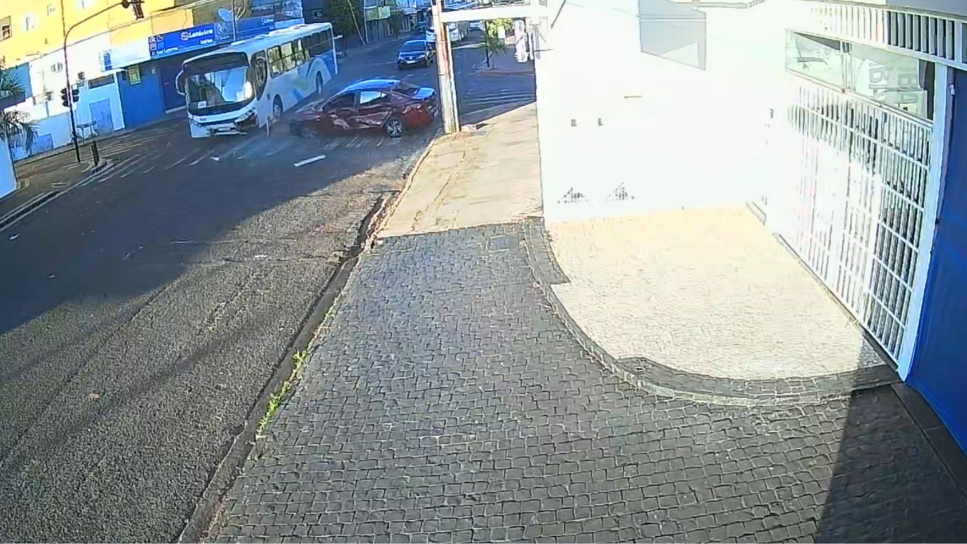 VÍDEO: Carro avança sinal vermelho e é atingido por ônibus da UFU com 20 estudantes em Uberlândia 