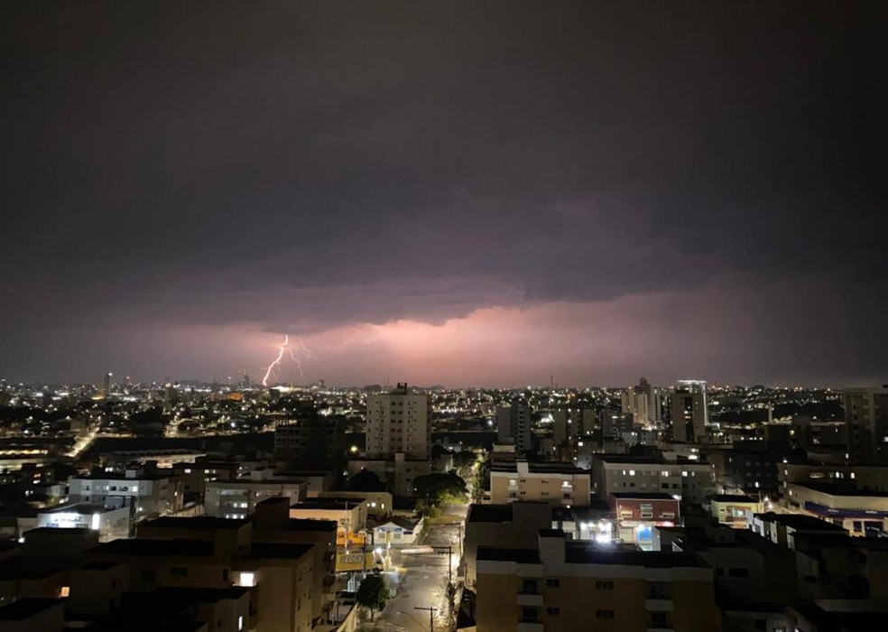 Raios em Uberlândia — Foto: Juliana Kopp/g1 