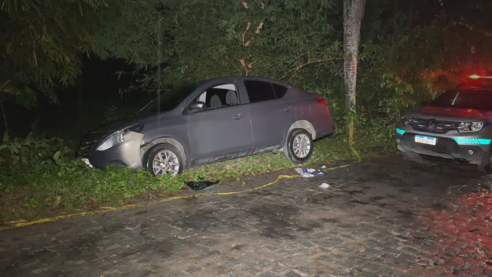 Carro onde homem foi morto a tiros na Estrada dos Macacos, em Aldeia, no Grande Recife — Foto: Reprodução/TV Globo