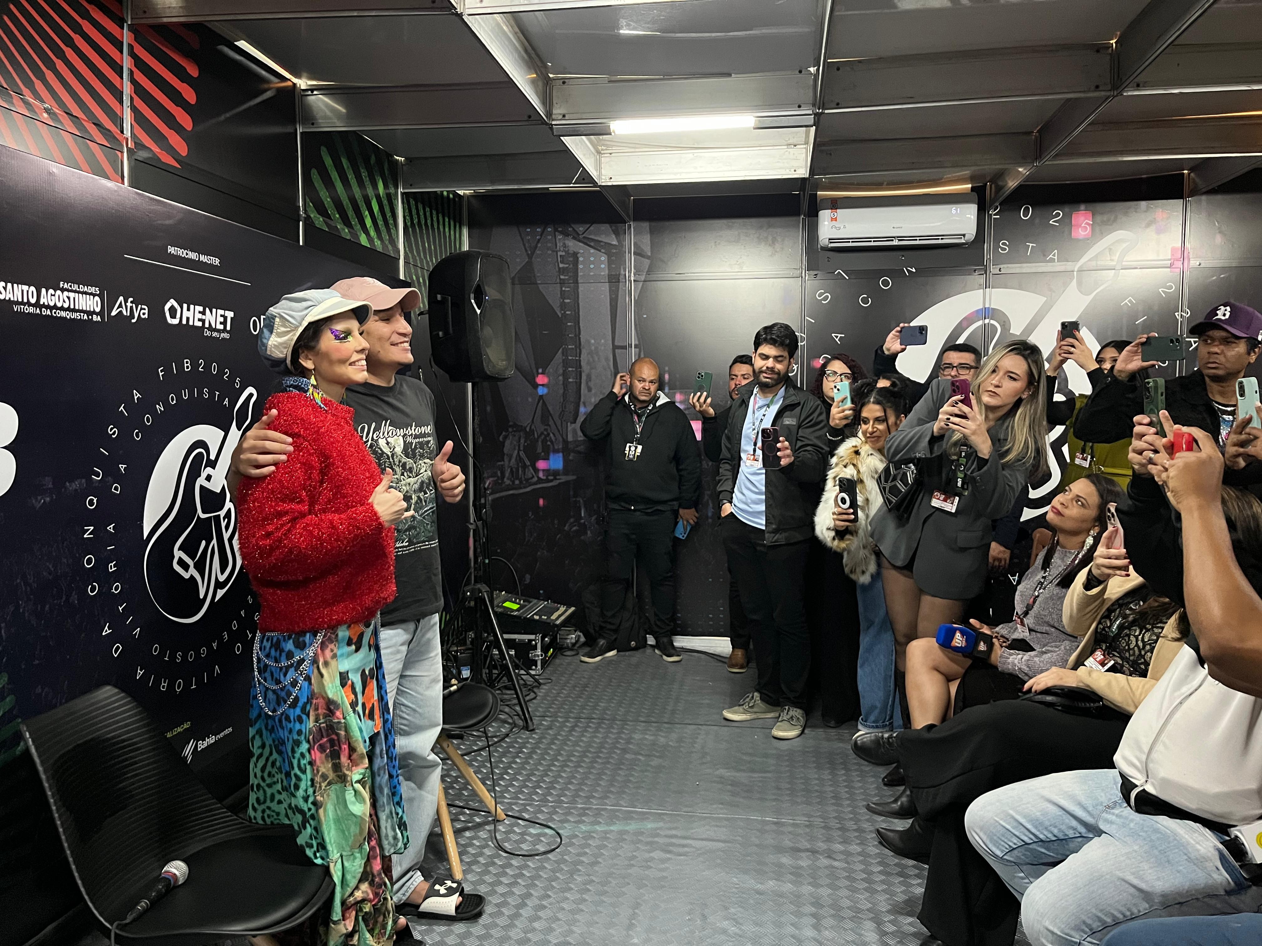 João Gomes en Mãeana zijn al in het park aangekomen om de menigte op gang te brengen! — Foto: Fabrício Santiago/g1 BA