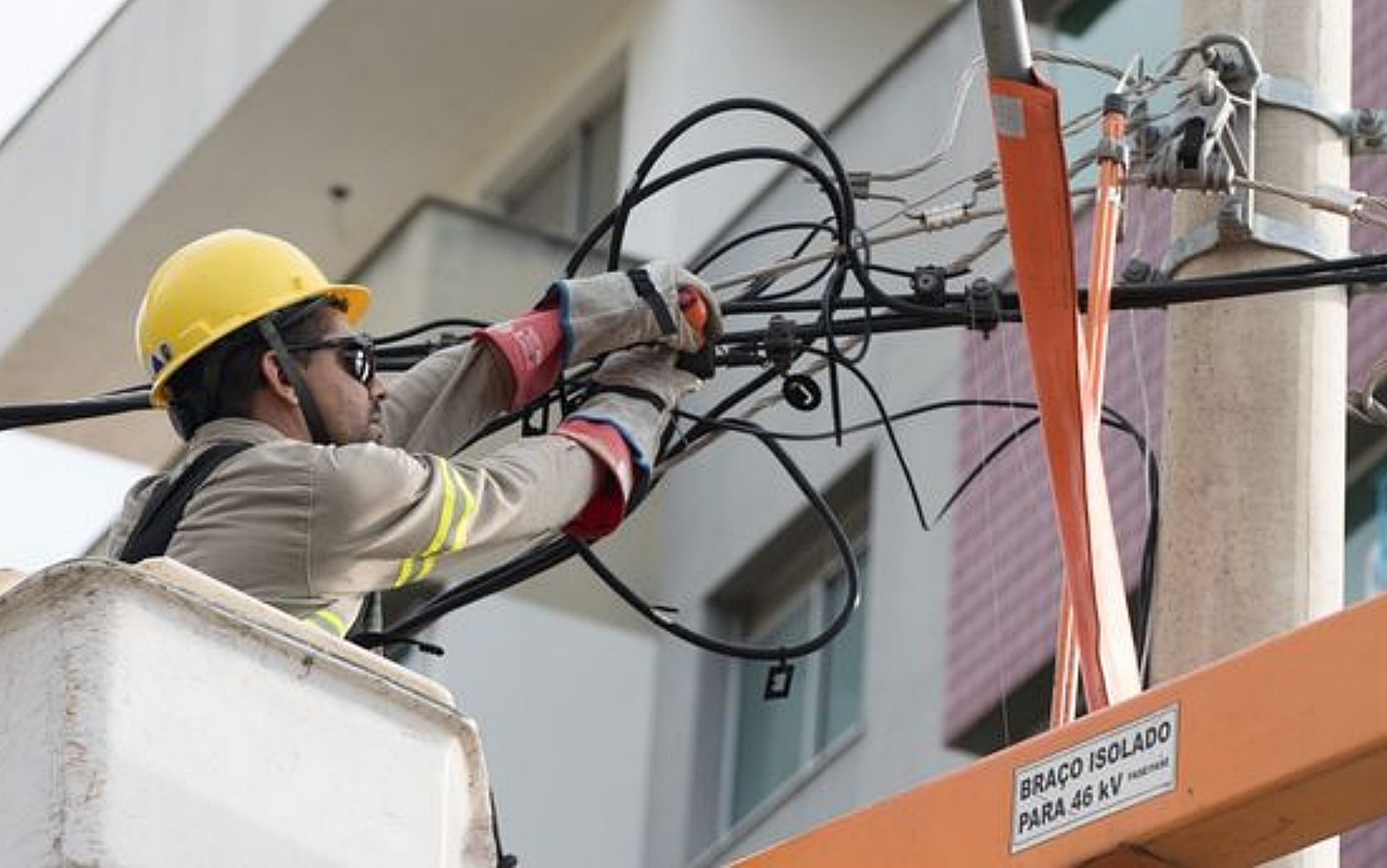 Profissional da Cemig trabalha na rede elétrica