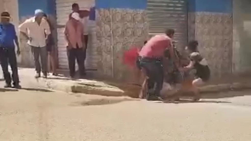 Várias pessoas assistem à agressão de mulher grávida no Centro de Altaneira, no interior do Ceará — Foto: TV Verdes Mares/Reprodução