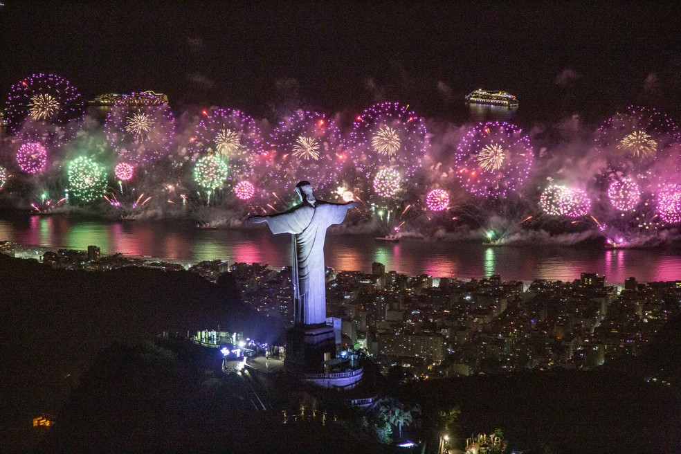 Cristo Redentor e a queima de fogos em Copacabana, na virada de 2021 para 2022 — Foto: Fernando Maia/Riotur