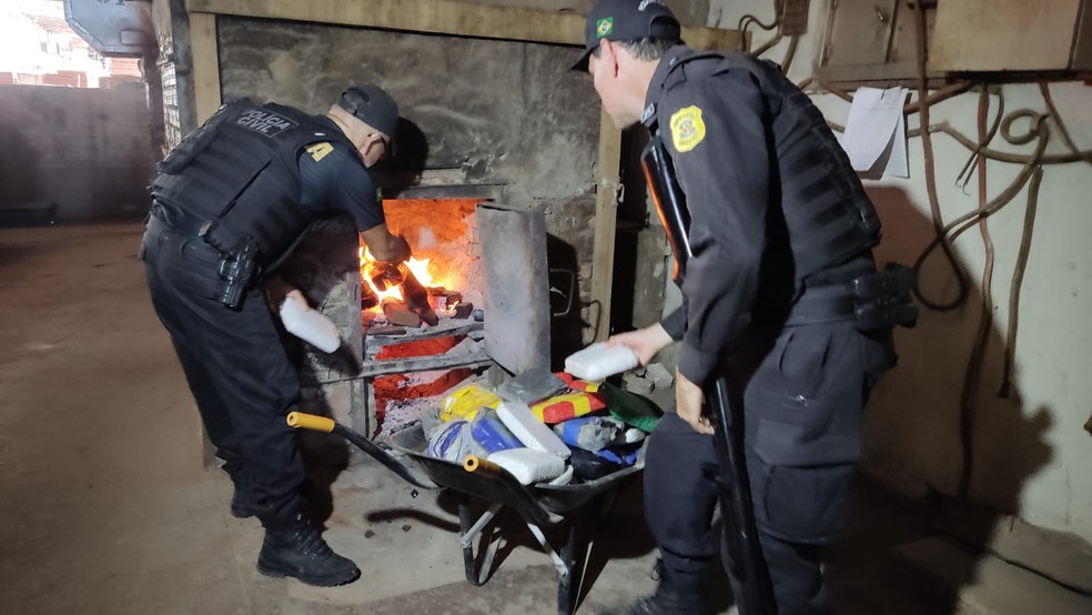 Drogas sendo incineradas pela Pol&iacute;cia Civil &mdash; Foto: Pol&iacute;cia Civil / Divulga&ccedil;&atilde;o