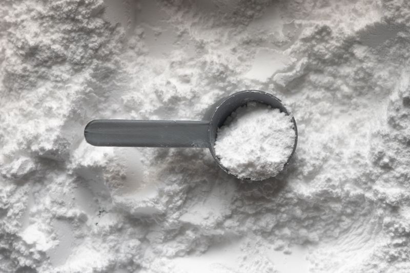 Como tomar creatina? Ingerir o pó sem misturar na comida ou diluir pode levar à broncoaspiração 