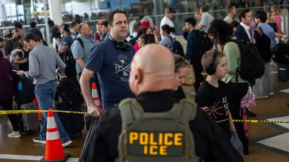 Longas filas nos aeroportos e aumento do sentimento antiamericano estão levando os turistas a reconsiderar seus planos de viagem para os Estados Unidos — Foto: Getty Images via BBC