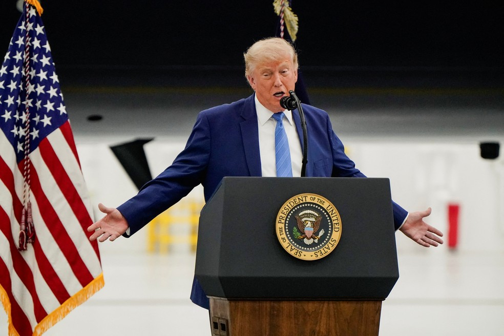 O presidente dos EUA, Donald Trump, discursa em frente à aeronave VC-25B, doada pelo Catar e que será usada como Força Aérea Um, na Base Aérea Conjunta Andrews, em Maryland, EUA, em 19 de junho de 2026 — Foto: REUTERS/Elizabeth Frantz