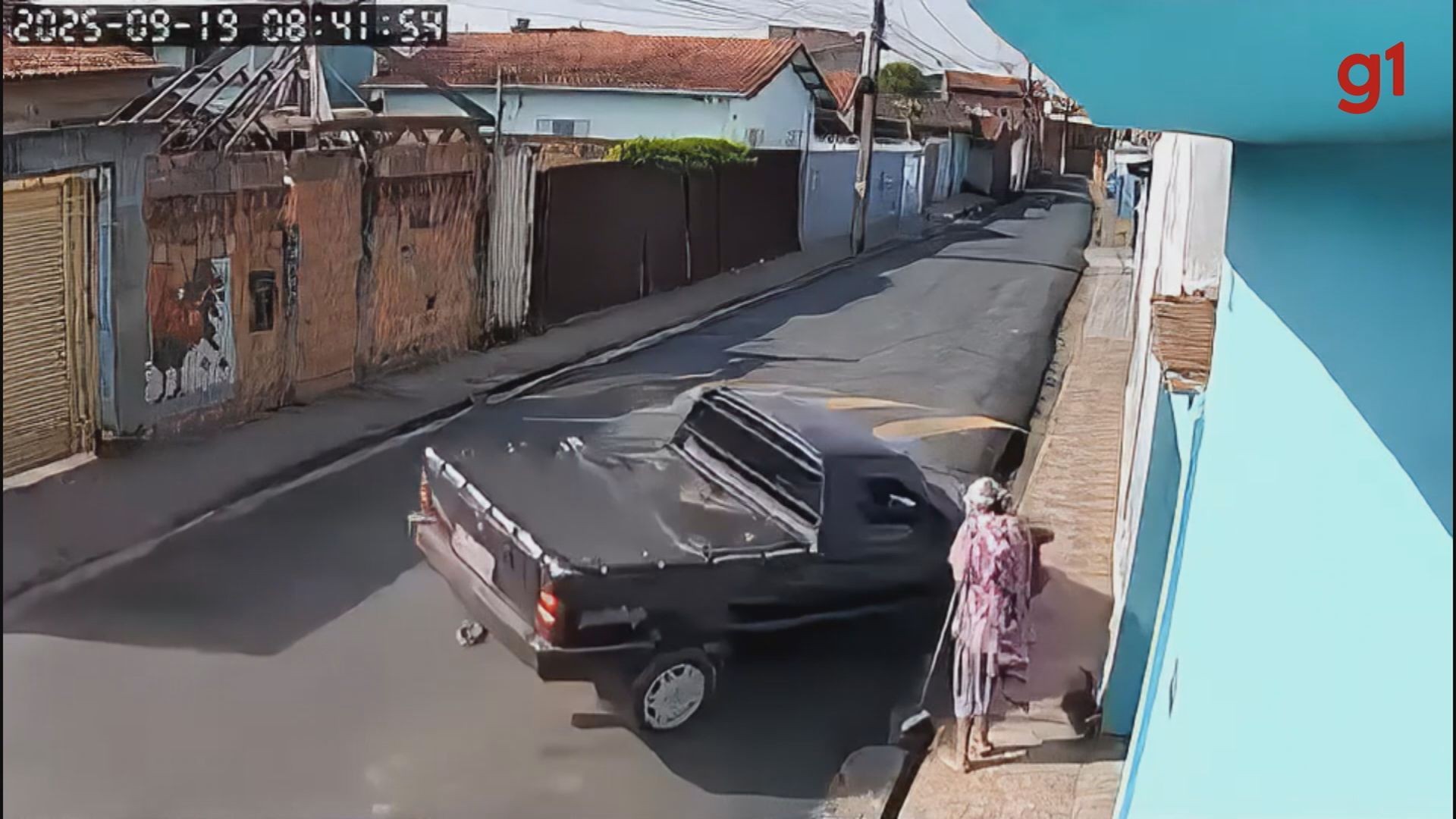 VÍDEO: Idosa escapa por pouco de ser atropelada por picape desgovernada em Pouso Alegre, MG