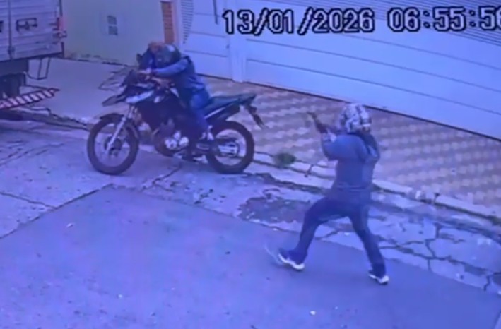 VÍDEO: idoso usa arma de choque em ladrão durante assalto em SP para ajudar vítimas e só se afasta após comparsa dar tiro para o alto