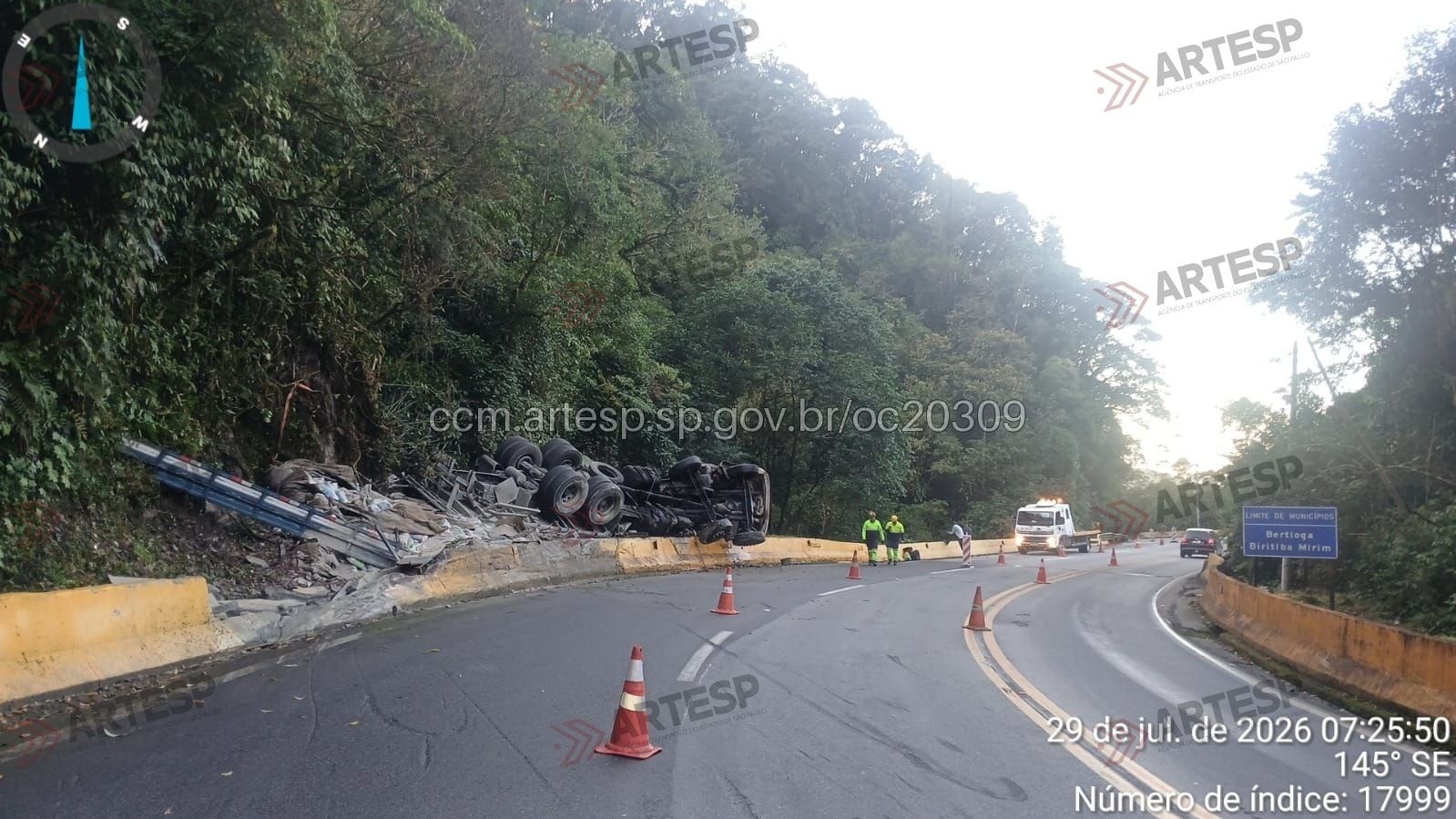 Caminhão tomba e interdita faixa da Rodovia Mogi-Bertioga