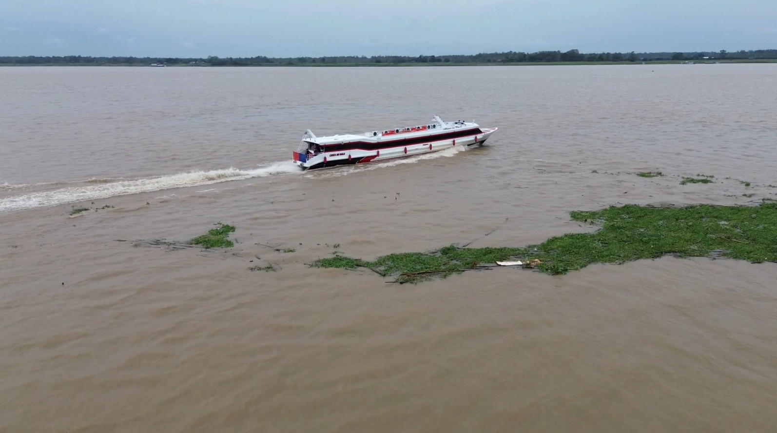 Rio Solimões seca em diferentes cidades do Amazonas mesmo em período de cheia