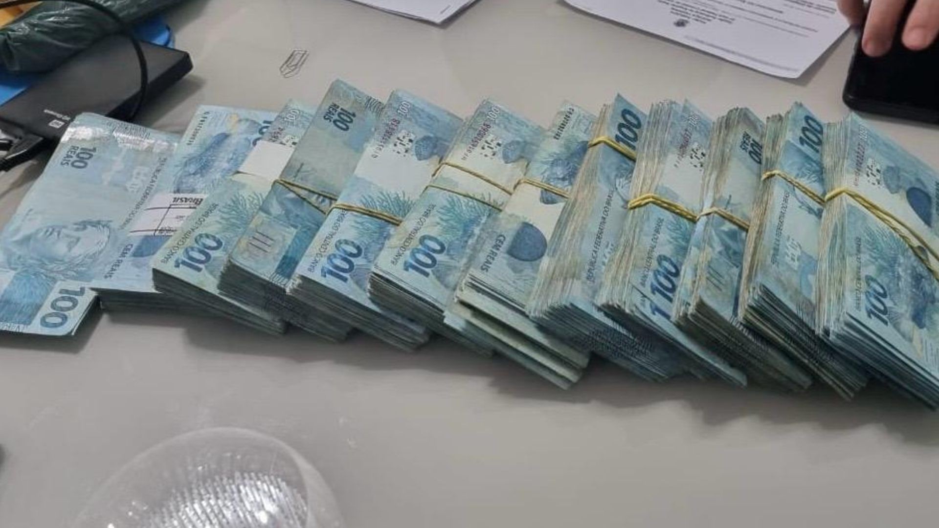 PF apreende mais de R$ 100 mil em dinheiro na casa de ex-diretor de hospital no ES; investigação apura fraudes em contratos