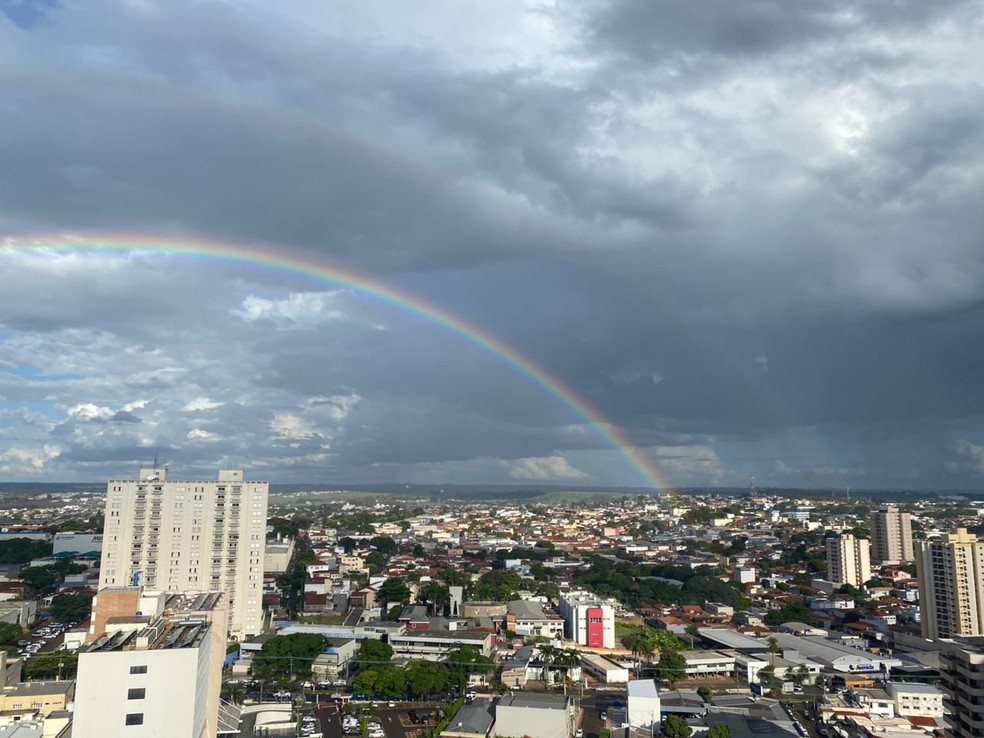 Arco-íris duplo é registrado na zona leste de Presidente Prudente nesta quarta-feira (8) — Foto: Beatriz Jarins/g1
