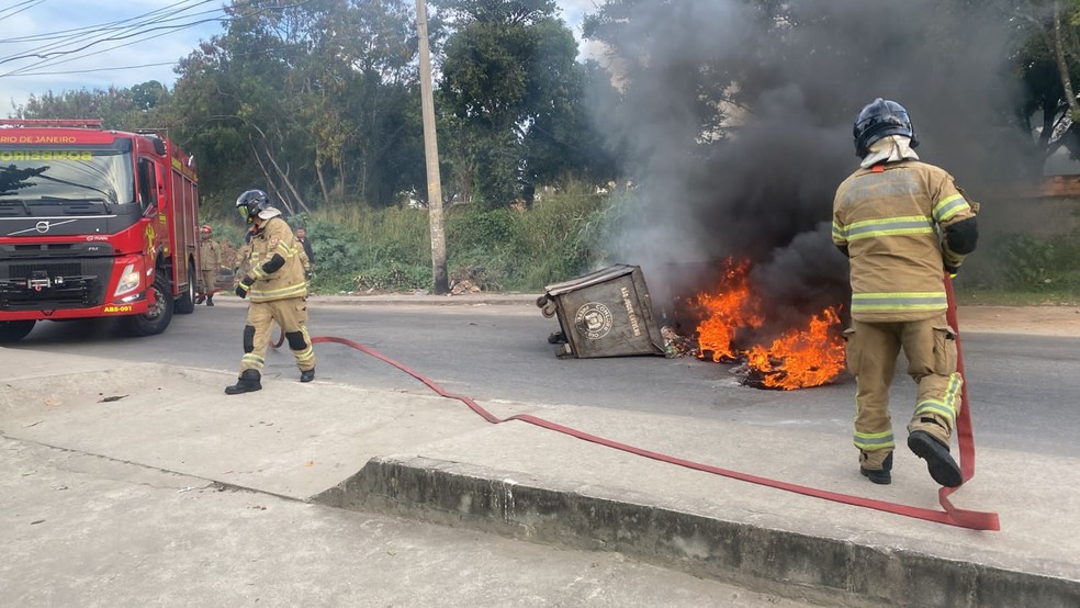 Manifestantes interditam via em protesto contra morte de entregador durante ação policial — Foto: Reprodução