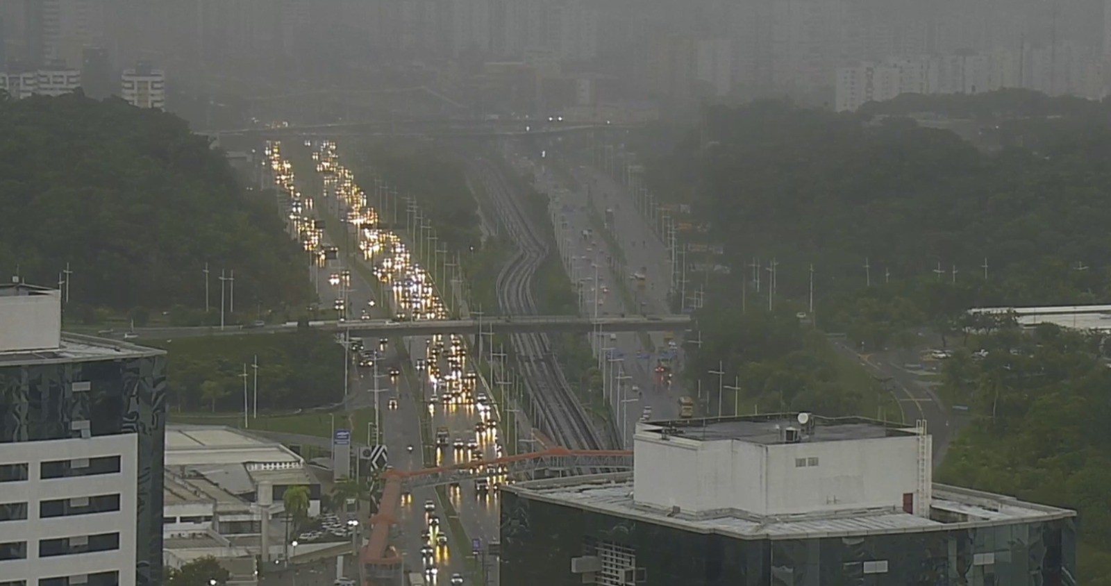 Chuva causa deslizamento de terra, alagamentos e quedas de árvore em Salvador e região metropolitana