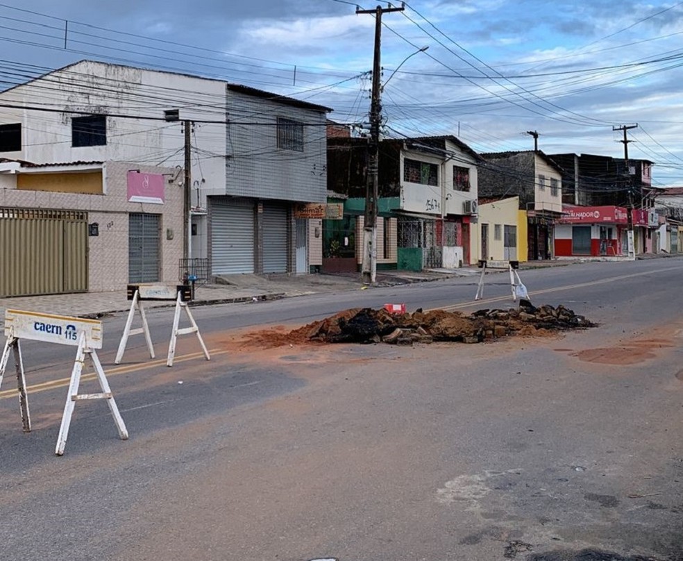 Buraco aberto na avenida Lima e Silva em Natal, onde motociclista caiu — Foto: Gustavo Brendo/Inter TV Cabugi