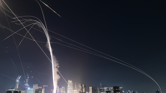 É #FAKE que imagem mostre ataque aéreo do Irã em Tel Aviv; foto é de bombardeio israelense de 2009 em Gaza