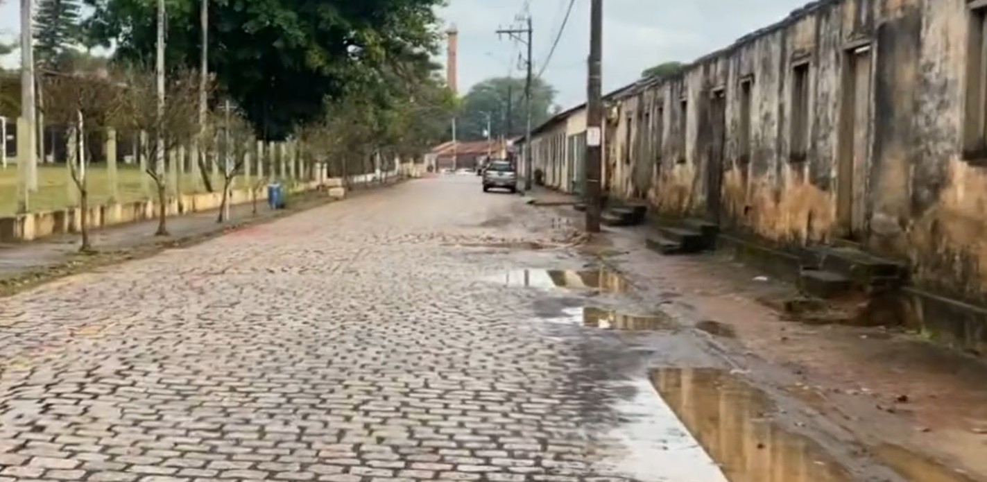 Patrimônio histórico: bairro Monte Alegre tem erosão, sequência de buracos e ciclofaixa 'apagada' 