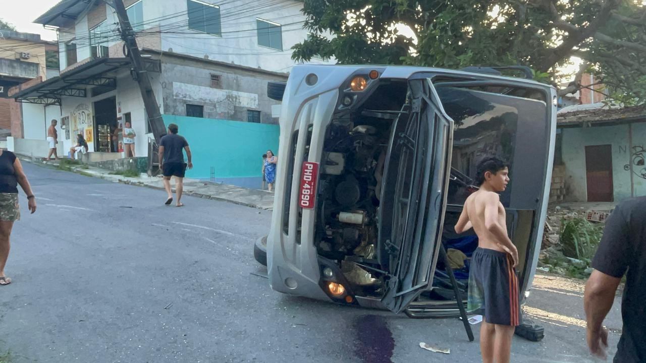 Microônibus perde freio, bate em poste e tomba em ladeira de Manaus