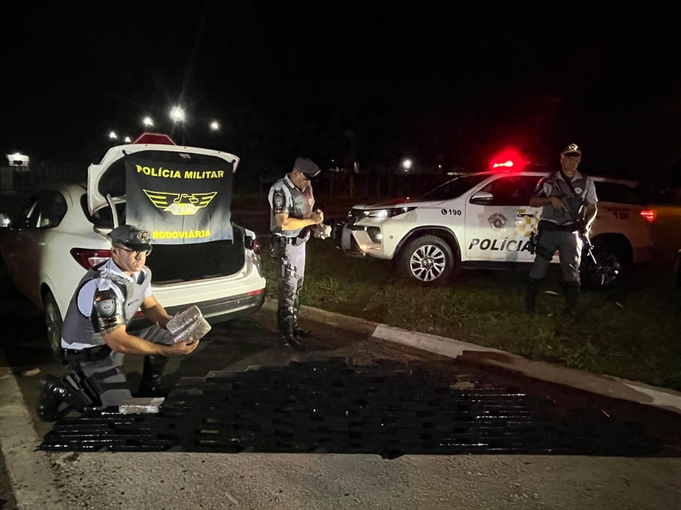 Dupla é presa por tráfico de drogas com tabletes de maconha e skank, em Parapuã (SP) — Foto: Polícia Rodoviária