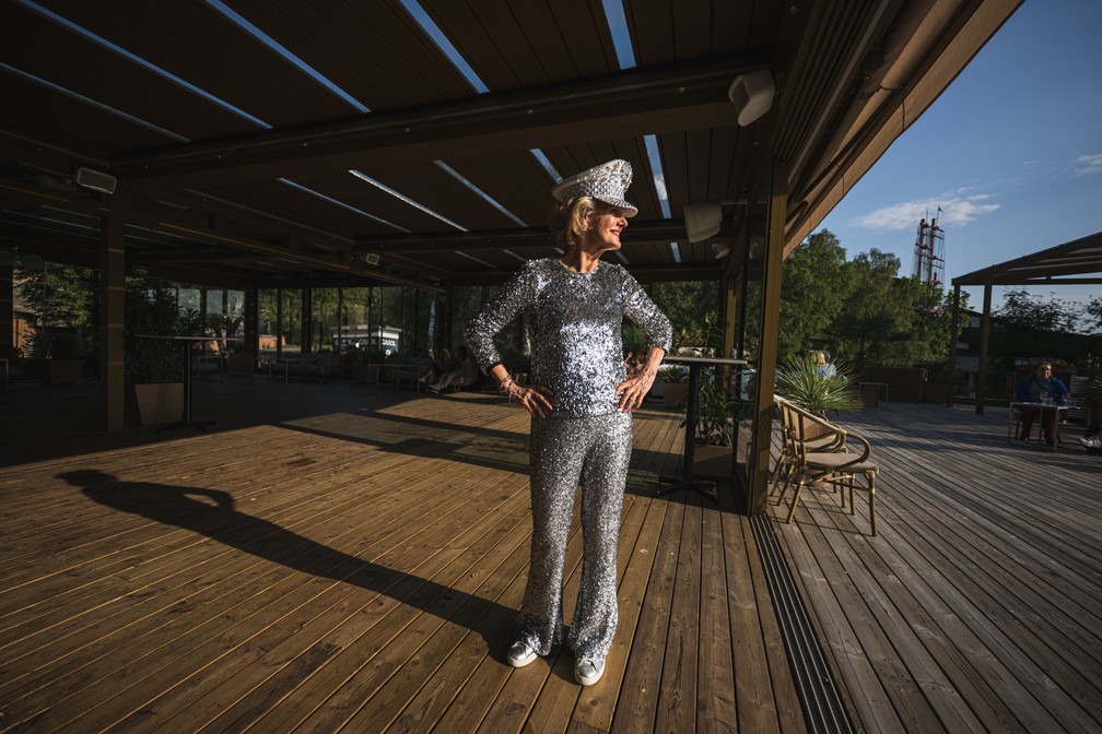 Madelein Mansson, conhecida como “DJ Gloria”, se apresenta em um bar na Suécia — Foto: Jonathan NACKSTRAND / AFP