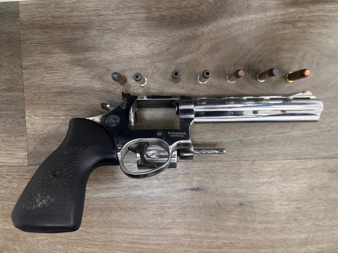 Homem é detido por violência doméstica e flagrado com drogas e arma restrita em Mogi das Cruzes