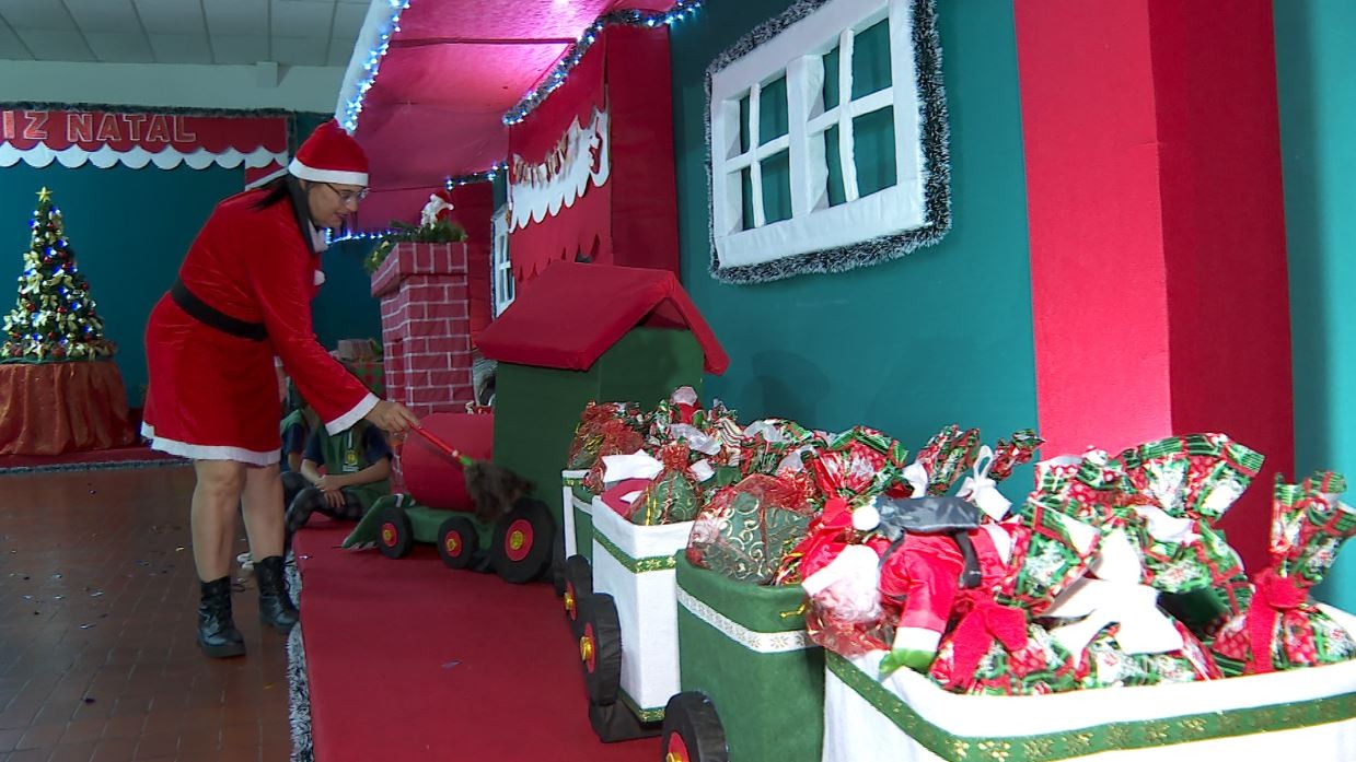 Voluntários montam Casa do Papai Noel com materiais recicláveis em Santo Antonio da Alegria: 'Gratificante'