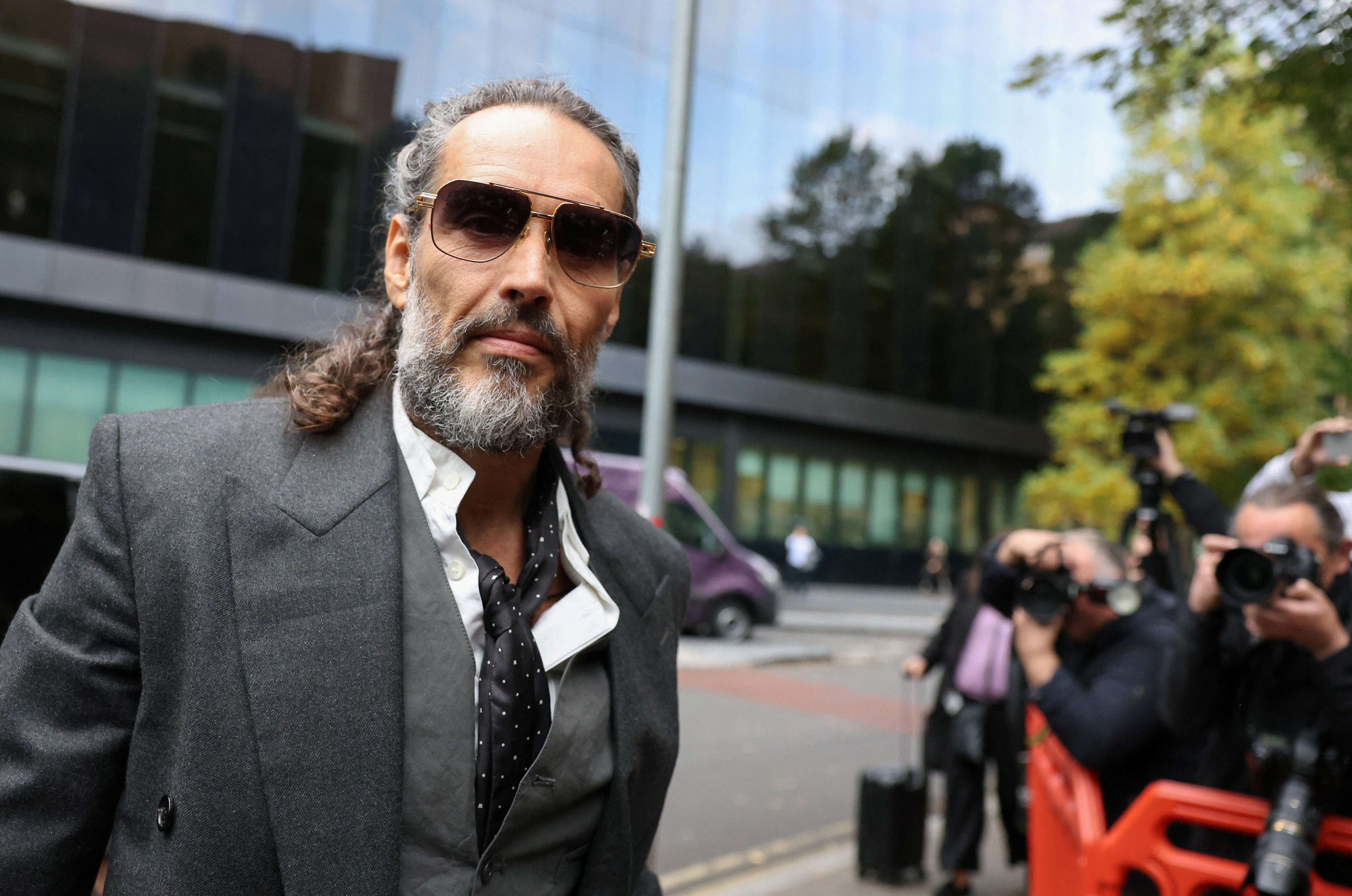 Em depoimento, mulher diz que Russell Brand a obrigou a tirar fotos dele seminu 