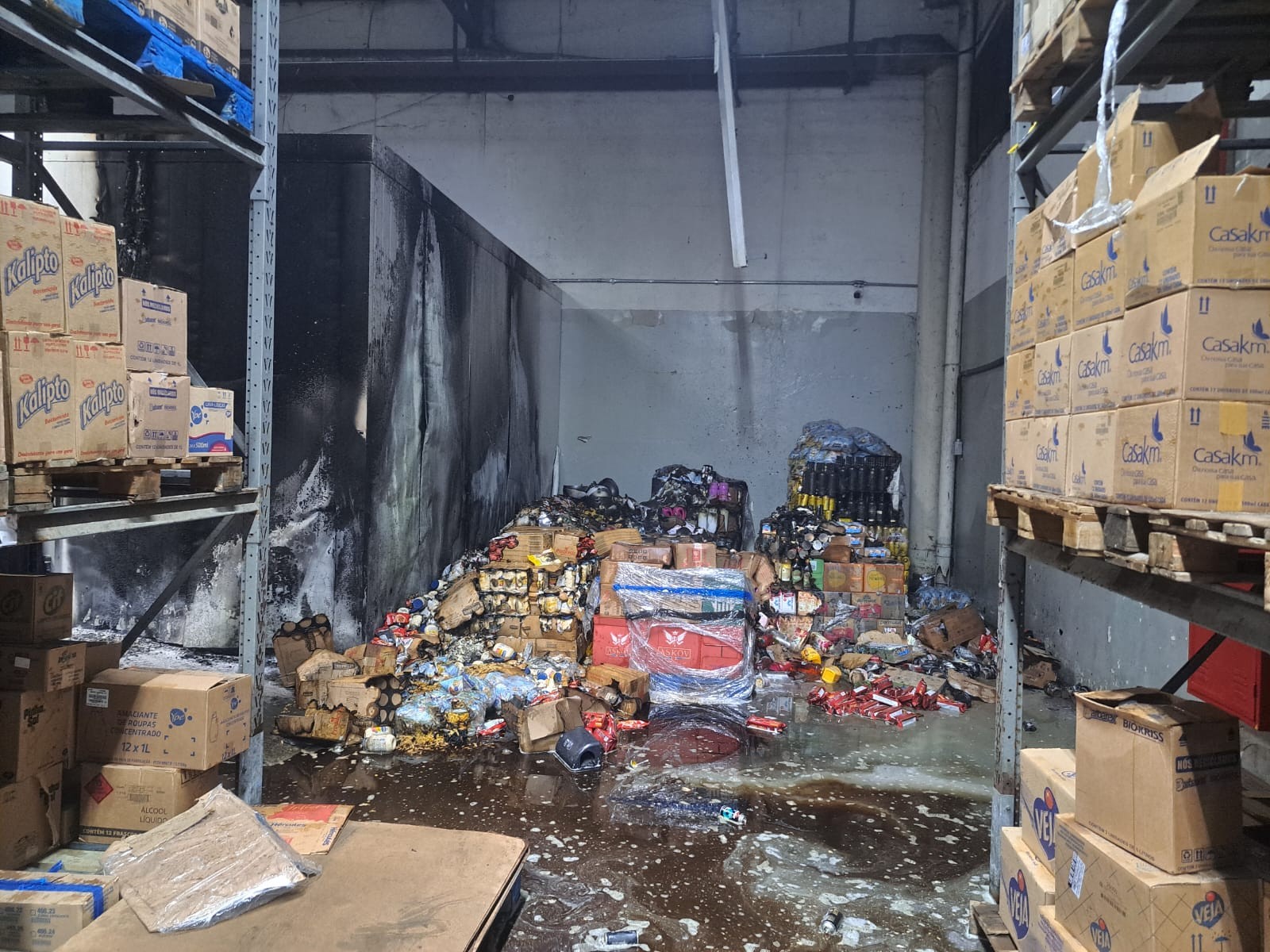 Incêndio atinge estoque de supermercado e mobiliza bombeiros em Caraguatatuba