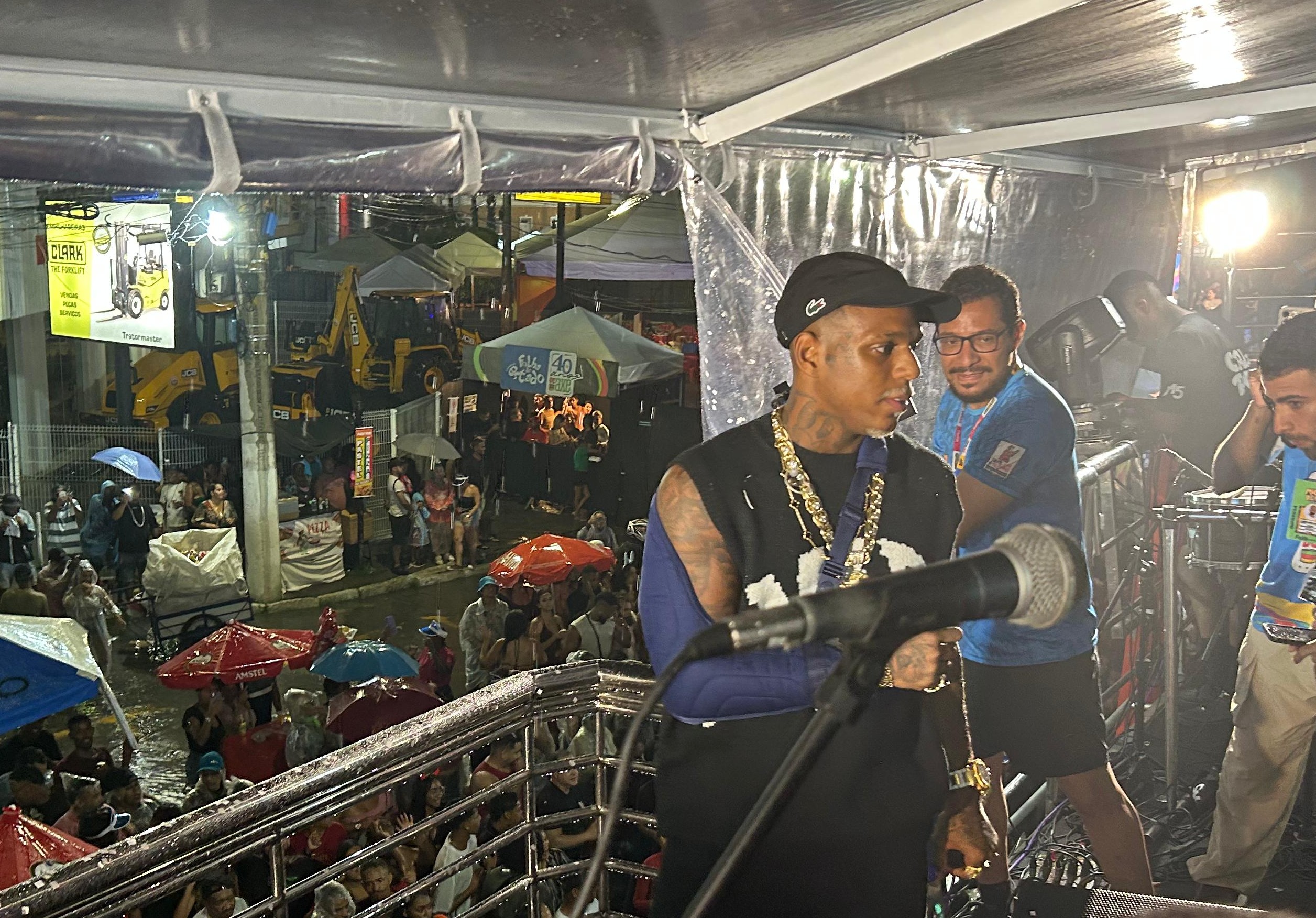 Carro com cantor Oh Polêmico capota na BR-324 antes de desfile na Micareta de Feira; artista subiu no trio com tipoia no braço