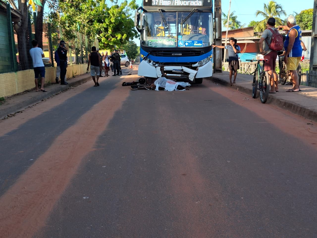 Acidente entre moto e ônibus deixa um morto e um ferido grave em Santarém, no Pará