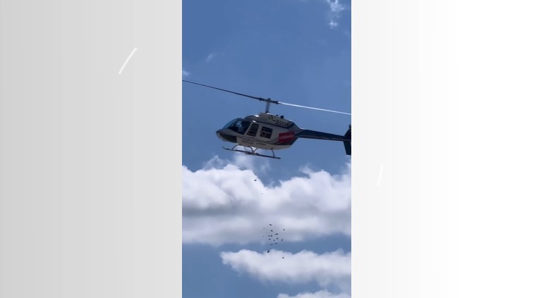 FAB investiga voo de helicóptero que fez 'chover' dinheiro em Balneário Camboriú; VÍDEO