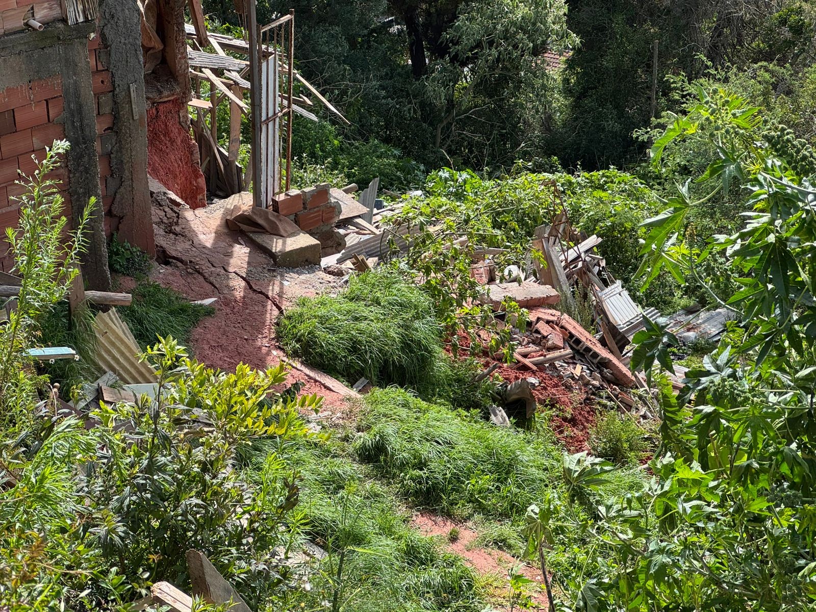 Corpo de morador é encontrado após deslizamento atingir residência em área de encosta, em Campos do Jordão 