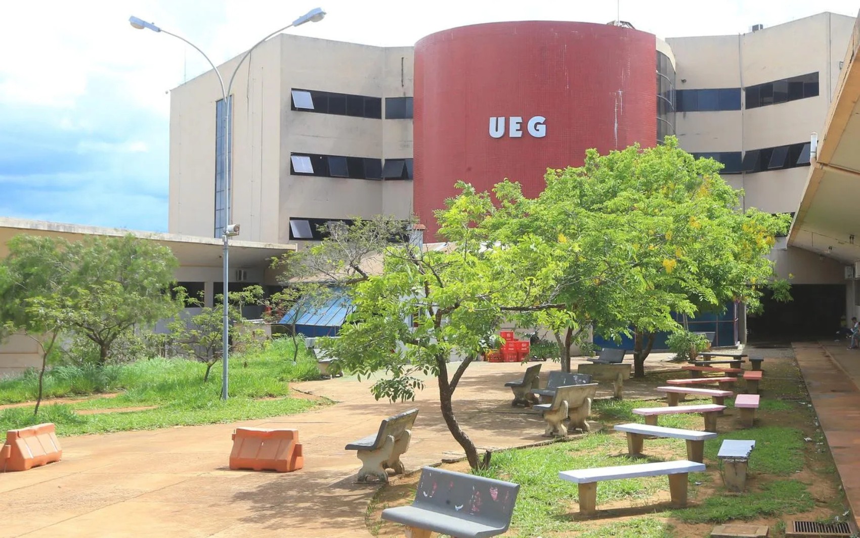 UEG publica edital de concurso com salário de R$ 5 mil