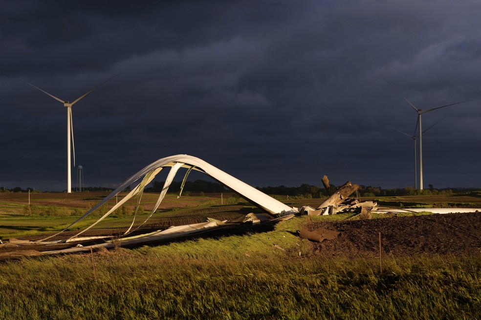 Turbinas eólicas caíram com a força do vento em Iowa, nos Estados Unidos, em 21 de maio de 2024 — Foto: AP Photo/Charlie Neibergall