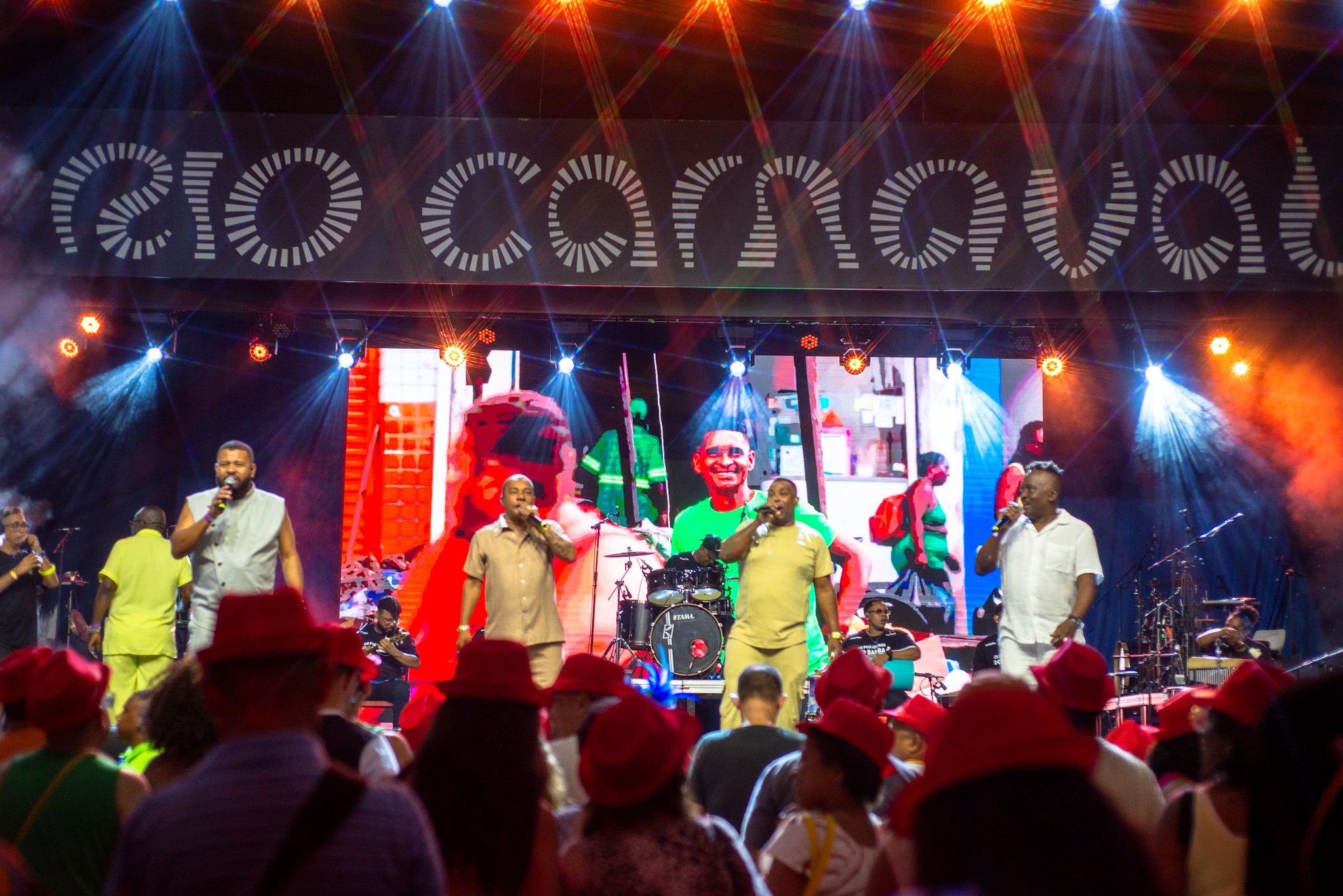 Escolas brilham na abertura dos mini desfiles e empolgam público no 1º dia de apresentações para o Dia Nacional do Samba 