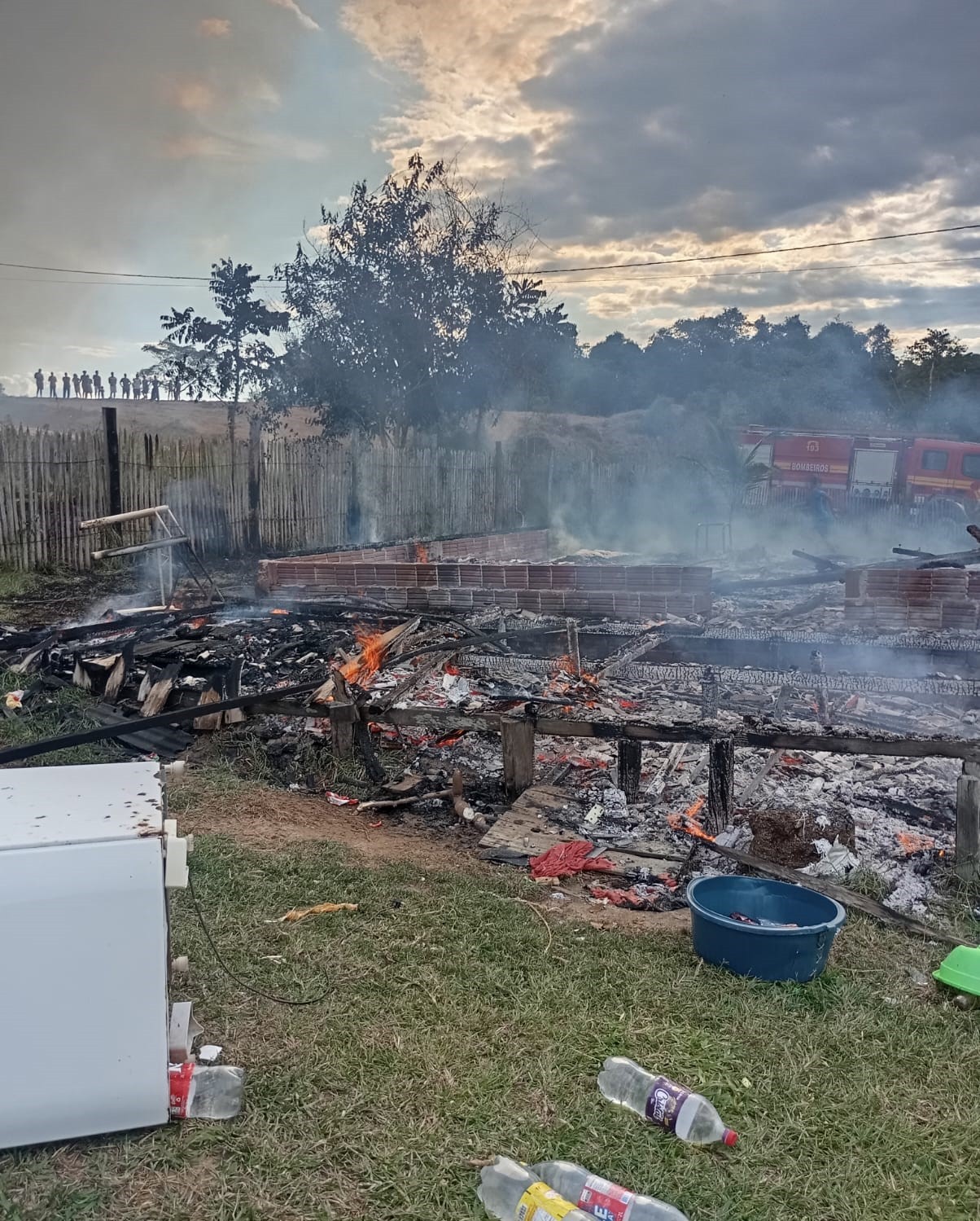 Queimada em vegetação se espalha destrói casa no interior do Acre