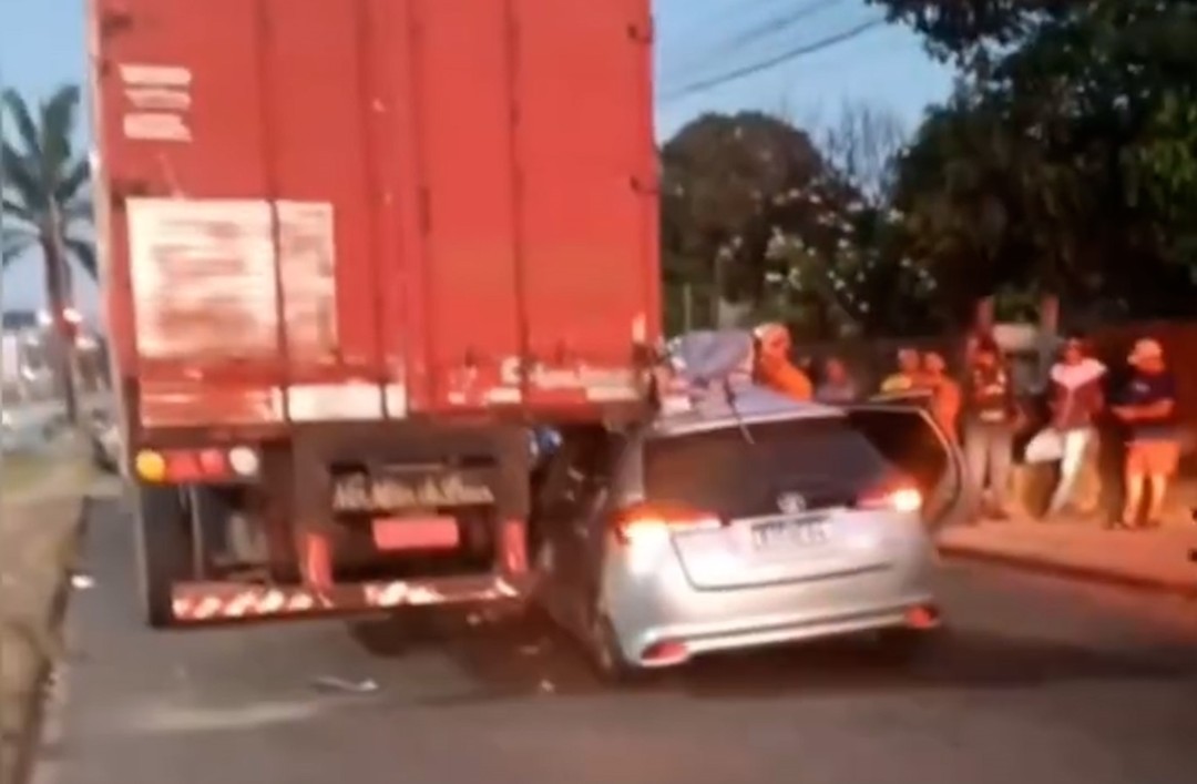 VÍDEO: Mulher fica gravemente ferida após carro colidir com carreta parada na MA-201, na Grande São Luís