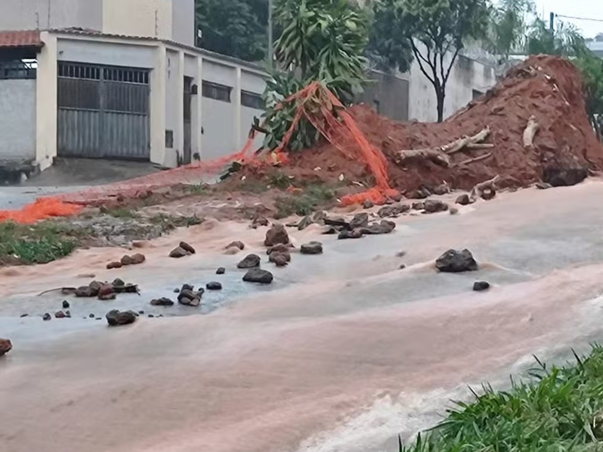 VÍDEO: chuva arranca asfalto feito há menos de 30 dias em Divinópolis 