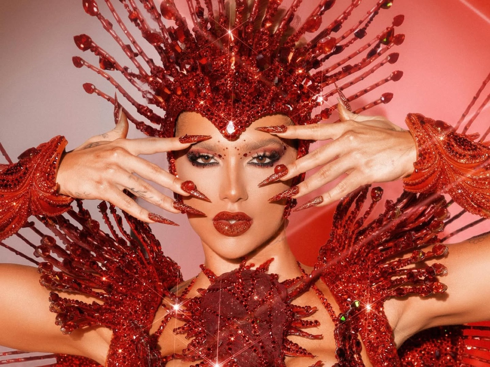 Perrengue com tapa-sexo, homenagem a Vini Jr. e fantasia tecnológica: Virginia faz live antes de desfile