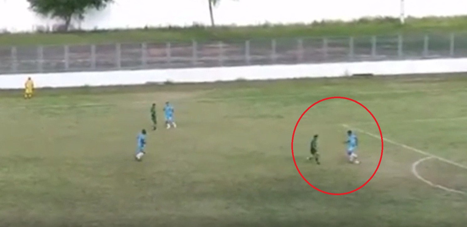 Jogador é suspeito de manipular jogo após entregar bola ao adversário; vídeo