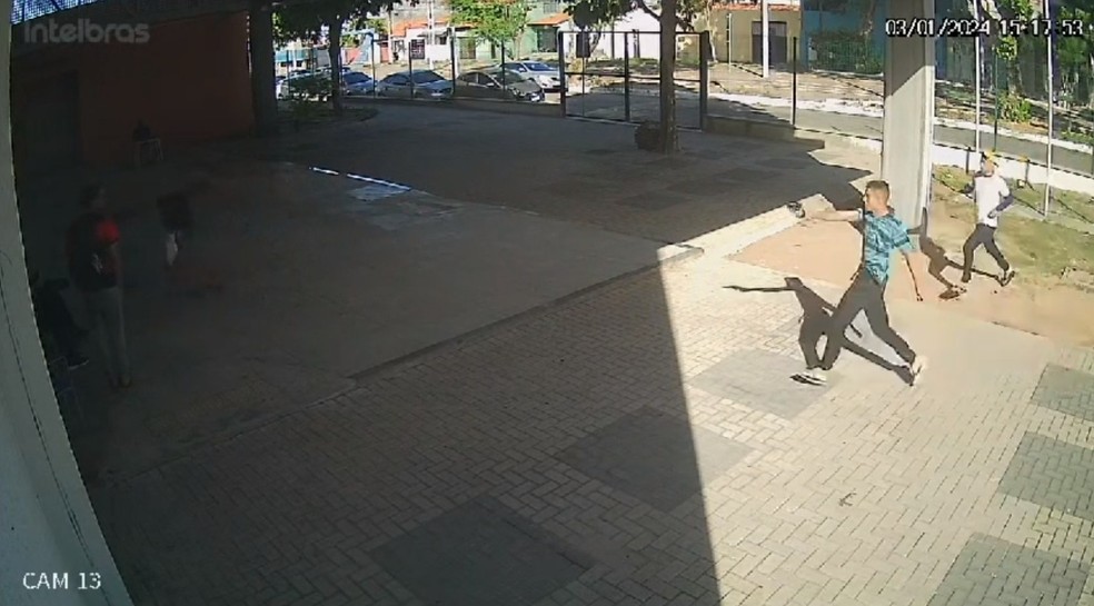 Vigilante tem arma roubada em escola de Fortaleza. — Foto: Reprodução